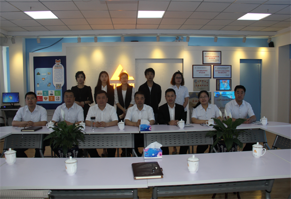 與會領導合影留念.png 與會領導合影留念.png