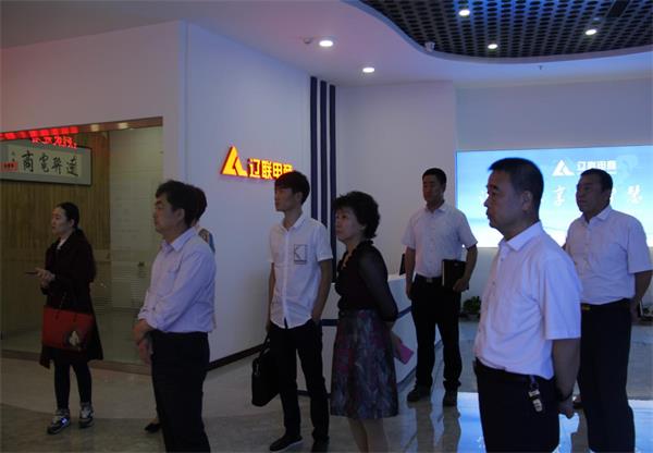 聽取遼聯(lián)電商發(fā)展歷程介紹.jpg 聽取遼聯(lián)電商發(fā)展歷程介紹.jpg