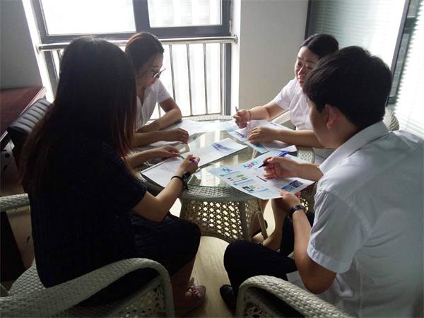 大家正在進行小組討論.jpg 大家正在進行小組討論.jpg