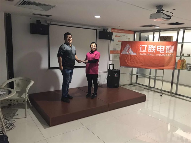 領導為陽光隊隊長頒獎.jpg 領導為陽光隊隊長頒獎.jpg