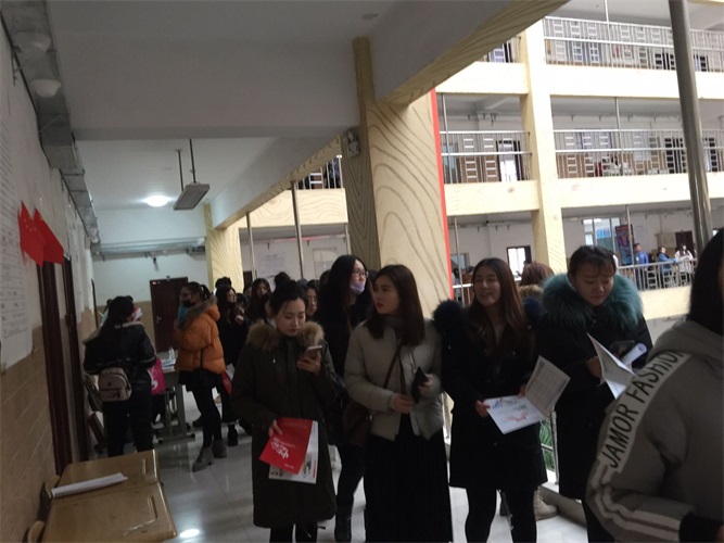 長春光華學院招聘會現場.jpg