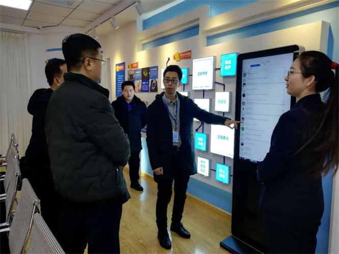 遼聯(lián)電商總經(jīng)理郝鹍對項目進行介紹.jpg 遼聯(lián)電商總經(jīng)理郝鹍對項目進行介紹.jpg