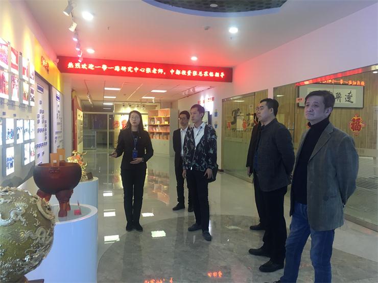 考察團一行參觀遼聯(lián)集團總部.jpg 考察團一行參觀遼聯(lián)集團總部.jpg