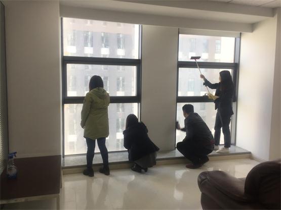 三位領(lǐng)導(dǎo)帶頭打掃新辦公區(qū)衛(wèi)生1.jpg