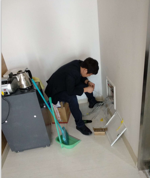 李洋同事為大家安裝新辦公區(qū)網(wǎng)線.png 李洋同事為大家安裝新辦公區(qū)網(wǎng)線.png