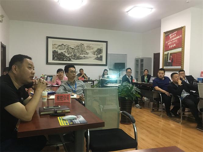 董事長與總經(jīng)理對各分公司、部門工作戰(zhàn)略做指導(dǎo).jpg 董事長與總經(jīng)理對各分公司、部門工作戰(zhàn)略做指導(dǎo).jpg