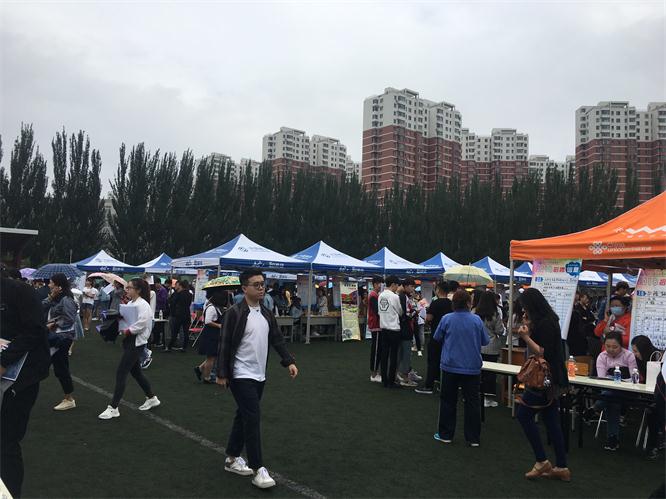 招聘會現(xiàn)場.jpg 招聘會現(xiàn)場.jpg