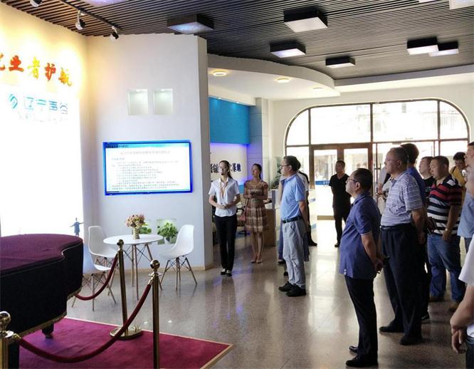 為領(lǐng)導(dǎo)介紹雙創(chuàng)孵化基地基地情況.jpg 為領(lǐng)導(dǎo)介紹雙創(chuàng)孵化基地基地情況.jpg