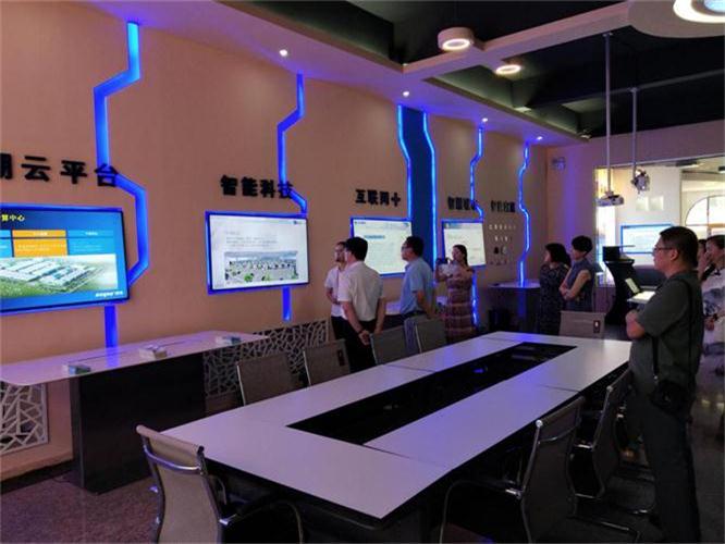 領(lǐng)導(dǎo)了解入駐企業(yè)項目情況.jpg 領(lǐng)導(dǎo)了解入駐企業(yè)項目情況.jpg