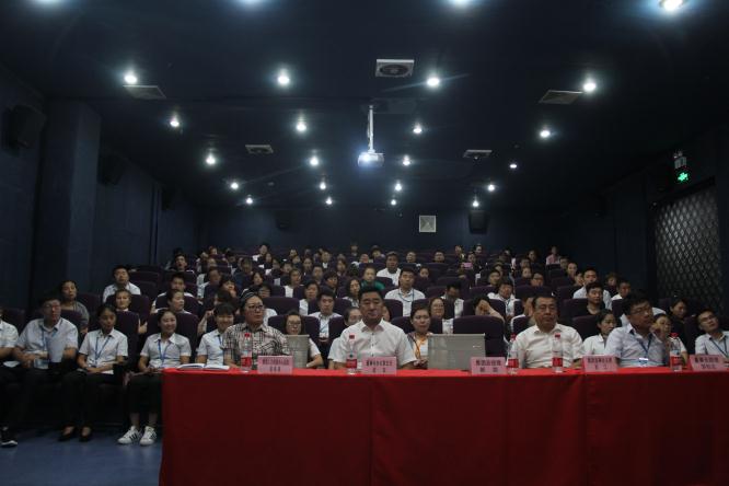 認真聆聽的評委和觀眾.jpg 認真聆聽的評委和觀眾.jpg