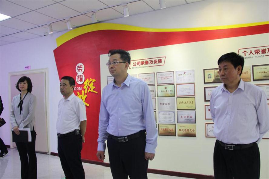 何亞瓊副市長蒞臨遼聯(lián)電商調(diào)研指導(dǎo).jpg 何亞瓊副市長蒞臨遼聯(lián)電商調(diào)研指導(dǎo).jpg