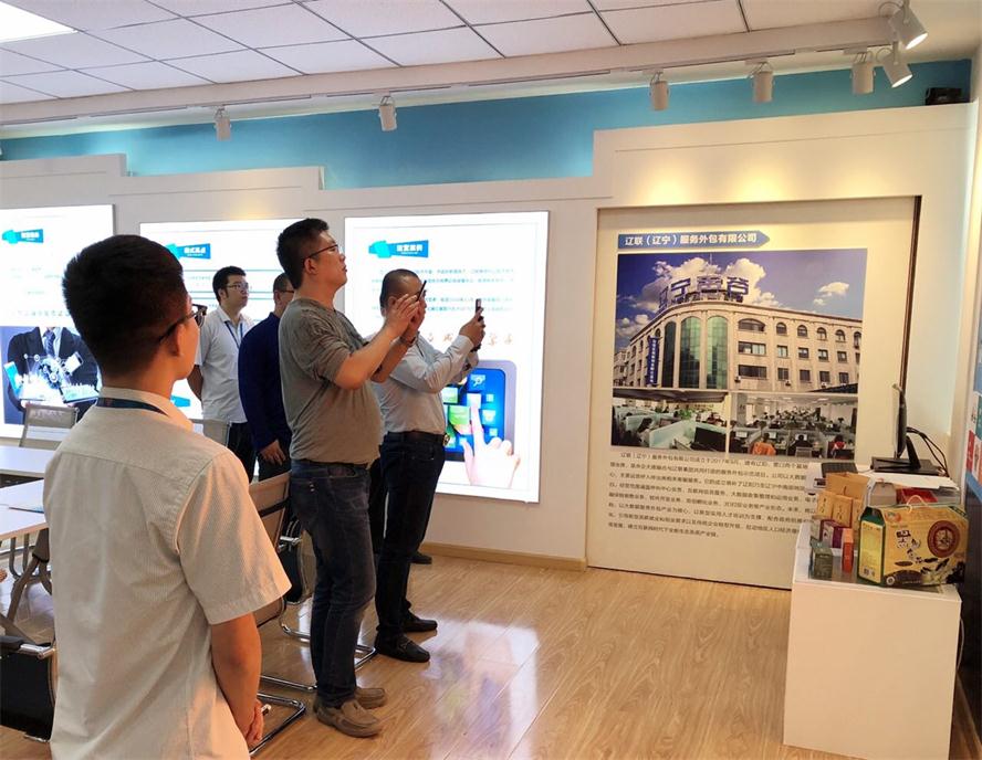 宋煜總監一行聽取集團各個項目介紹.jpg 宋煜總監一行聽取集團各個項目介紹.jpg