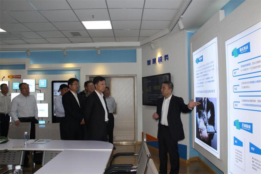 遼陽市市長王一兵蒞臨遼聯電商調研.jpg 遼陽市市長王一兵蒞臨遼聯電商調研.jpg