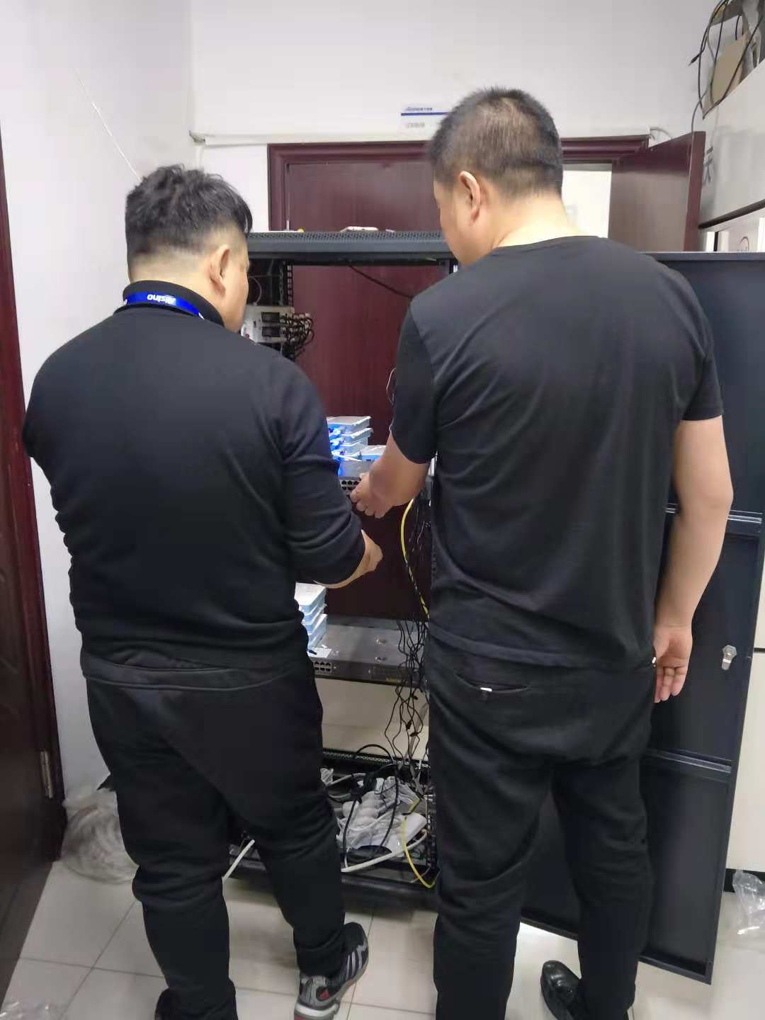 工程師在設置調試51云開票服務器.jpg 工程師在設置調試51云開票服務器.jpg