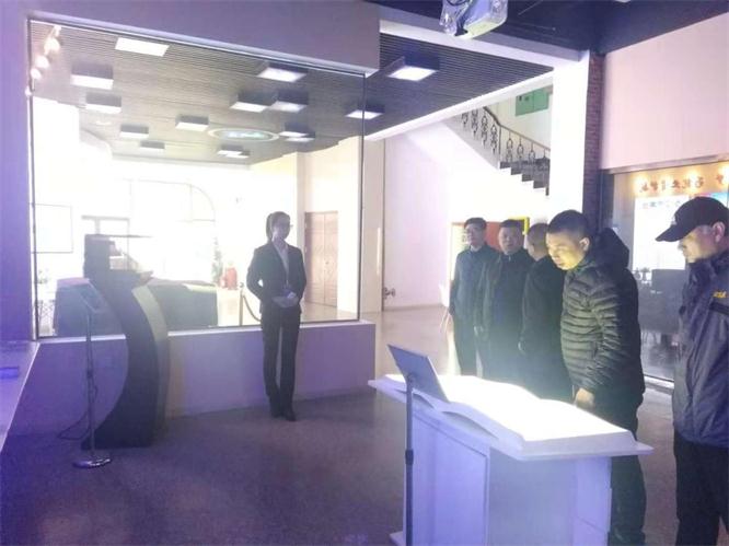 參觀路演大廳.jpg 參觀路演大廳.jpg