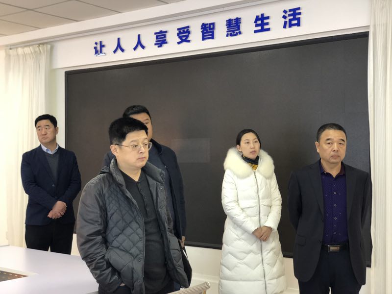 于力總經(jīng)理一行聽取集團(tuán)各個(gè)項(xiàng)目介紹.jpg 于力總經(jīng)理一行聽取集團(tuán)各個(gè)項(xiàng)目介紹.jpg