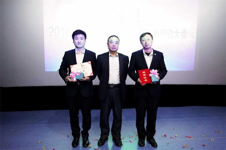 遼聯(lián)集團(tuán)十年風(fēng)雨同舟員工頒獎(jiǎng).jpg 遼聯(lián)集團(tuán)十年風(fēng)雨同舟員工頒獎(jiǎng).jpg