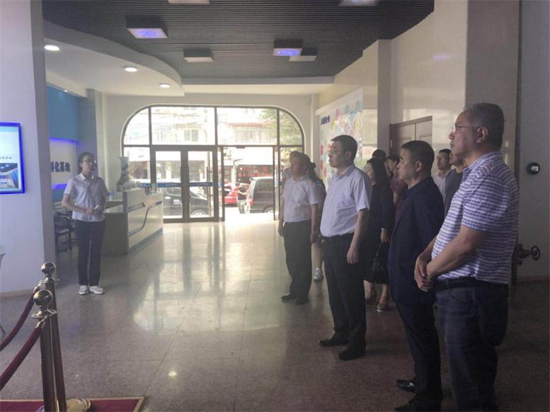 各位領導在了解基地的基本建設情況.jpg 各位領導在了解基地的基本建設情況.jpg