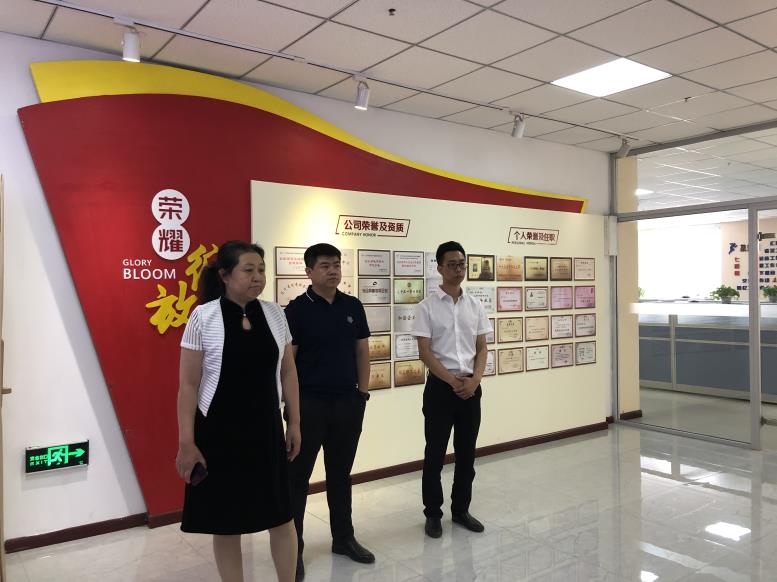 羅英男董事長一行聽取集團(tuán)各個(gè)項(xiàng)目介紹.jpg 羅英男董事長一行聽取集團(tuán)各個(gè)項(xiàng)目介紹.jpg