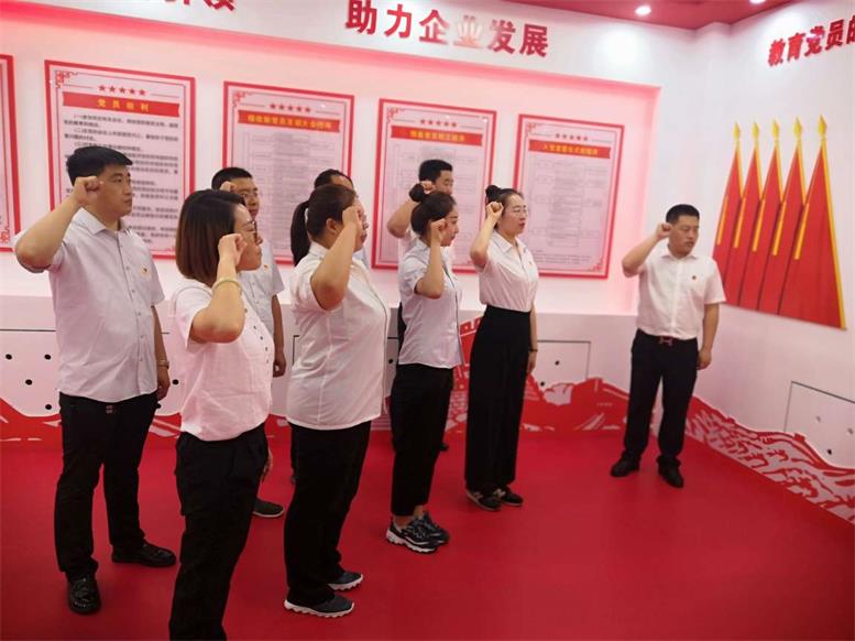 組織新黨員集體宣誓、老黨員重溫入黨誓詞.jpg 組織新黨員集體宣誓、老黨員重溫入黨誓詞.jpg