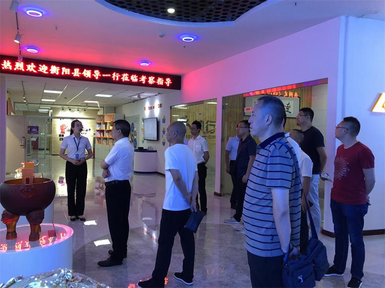 常務(wù)副縣長王蘇龍一行聽取集團(tuán)各個項目介紹.jpg 常務(wù)副縣長王蘇龍一行聽取集團(tuán)各個項目介紹.jpg