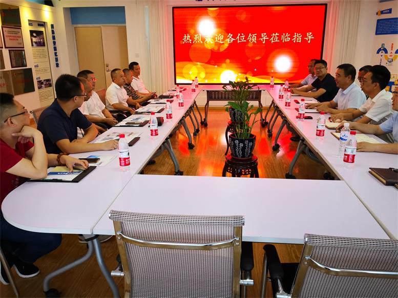 常務(wù)副縣長王蘇龍一行對財源大數(shù)據(jù)項目進(jìn)行詳細(xì)了解.jpg 常務(wù)副縣長王蘇龍一行對財源大數(shù)據(jù)項目進(jìn)行詳細(xì)了解.jpg