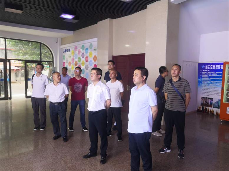 常務(wù)副縣長王蘇龍一行參觀遼聯(lián)服務(wù)外包公司.jpg 常務(wù)副縣長王蘇龍一行參觀遼聯(lián)服務(wù)外包公司.jpg