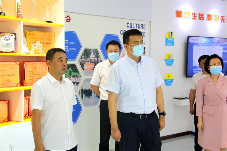 副省長高濤蒞臨遼聯信息視察調研2.jpg 副省長高濤蒞臨遼聯信息視察調研2.jpg