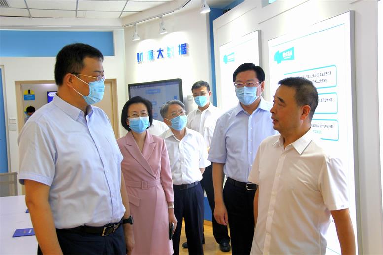 副省長高濤蒞臨遼聯信息視察調研.jpg 副省長高濤蒞臨遼聯信息視察調研.jpg