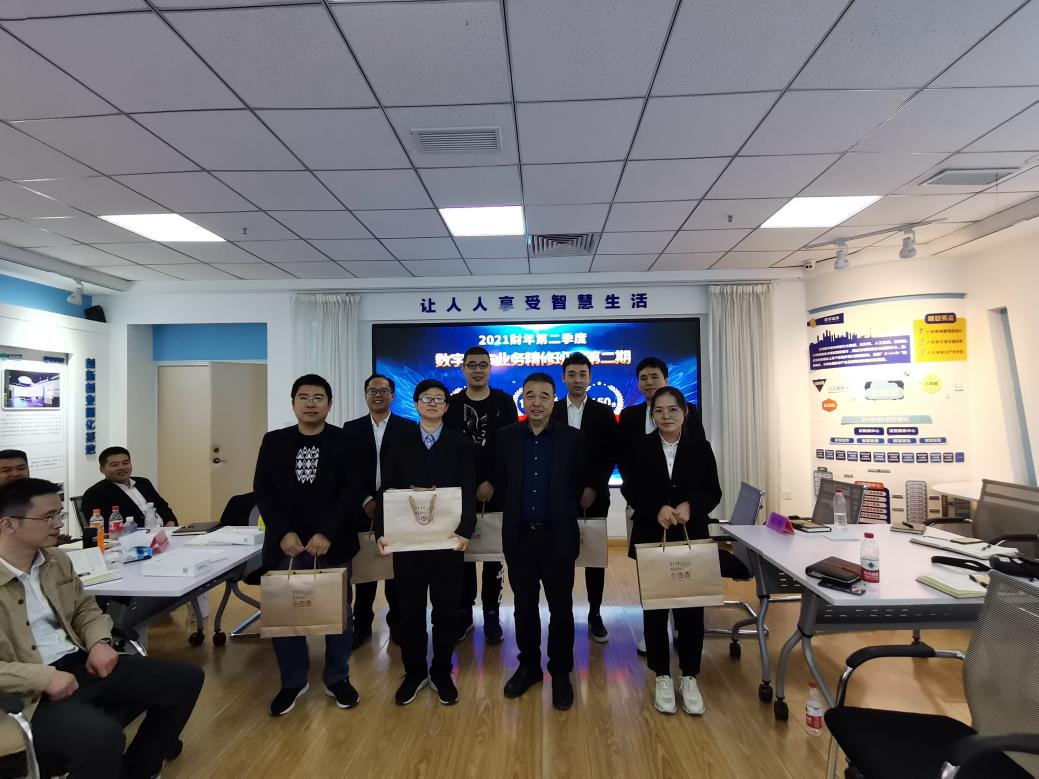 觀察組領導為第一名頒獎.jpg 觀察組領導為第一名頒獎.jpg