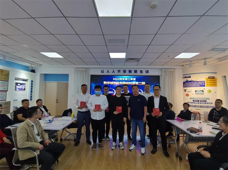 觀察組領導為第二名頒獎.jpg 觀察組領導為第二名頒獎.jpg